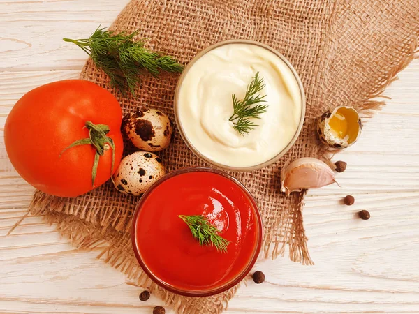 Hausgemachte Mayonnaise Ketchup Wachteleier Auf Einem Hölzernen Hintergrund — Stockfoto