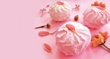 Marşmelov, renkli bir arka planda çiçek