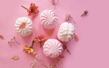 Marşmelov, renkli bir arka planda çiçek