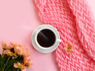 Renkli arka planda kahve fincanı