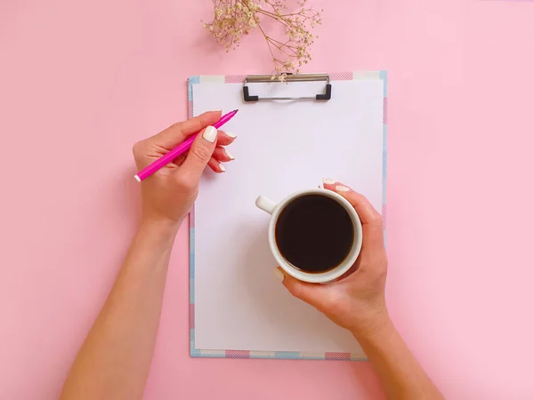 Manos Femeninas Sosteniendo Una Taza Café Cuaderno Sobre Fondo Color — Foto de Stock