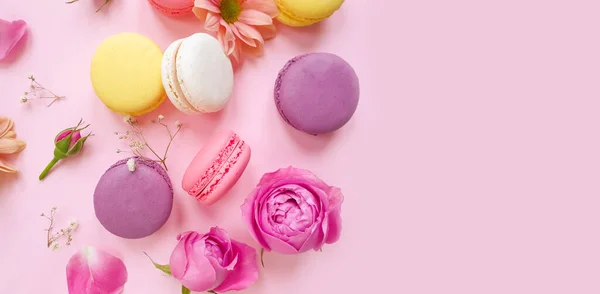 Veelkleurige Macaroon Rozenbloem Een Gekleurde Achtergrond — Stockfoto