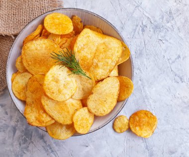 Beton zemin üzerinde çipler olan plaka