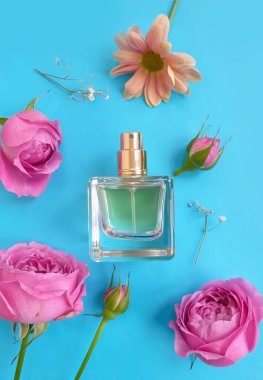 Renkli arka planda bir şişe parfümü çiçeği.