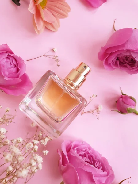 Fles Parfum Bloem Een Gekleurde Achtergrond — Stockfoto