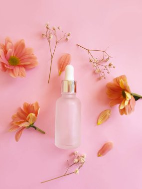 Kozmetik krem, renkli bir arka planda çiçek