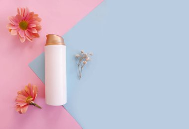 Kozmetik krem, renkli bir arka planda çiçek