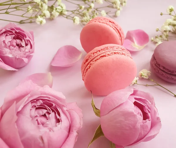 Macaron Multicolore Fiore Rosa Sfondo Colorato — Foto Stock