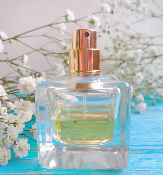 Üveg Parfüm Virág Egy Háttér — Stock Fotó