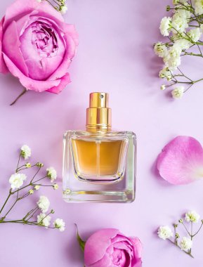 Renkli arka planda bir şişe parfümü çiçeği.
