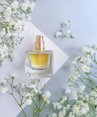 Renkli arka planda bir şişe parfümü çiçeği.