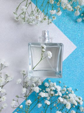 Renkli arka planda bir şişe parfümü çiçeği.