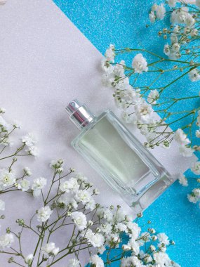 Renkli arka planda bir şişe parfümü çiçeği.