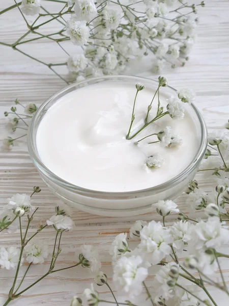 Crème Cosmetische Gypsophila Bloem Houten Achtergrond — Stockfoto