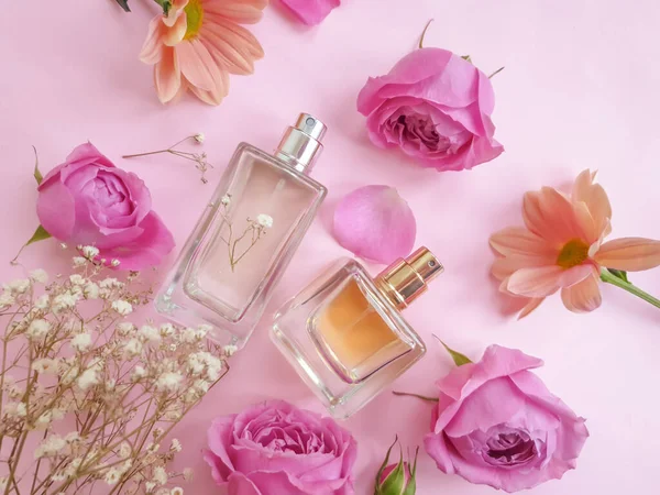 Renkli arka planda bir şişe parfümü çiçeği.