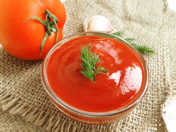 Frisches Ketchup Auf Holzgrund — Stockfoto