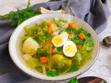 Sebze çorbası, çimento kaplı bıldırcın yumurtası.