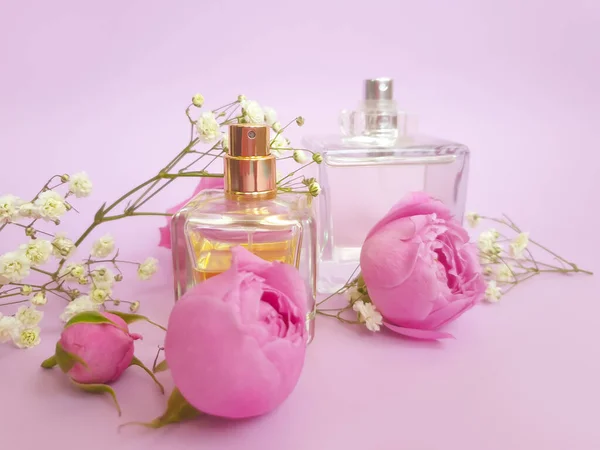 Renkli Arka Planda Bir Şişe Parfümü Çiçeği — Stok fotoğraf