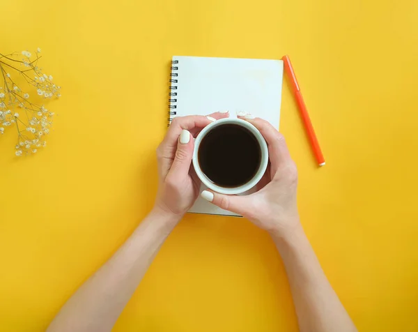 女性の手がコーヒーを飲みながらノートを持っていて — ストック写真