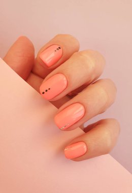 Kadın eli. Renkli arka planda güzel bir manikür.