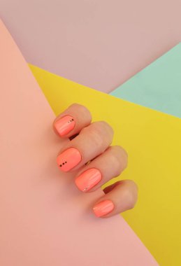 Kadın eli. Renkli arka planda güzel bir manikür.