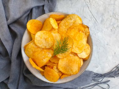 Beton zemin üzerinde çipler olan plaka