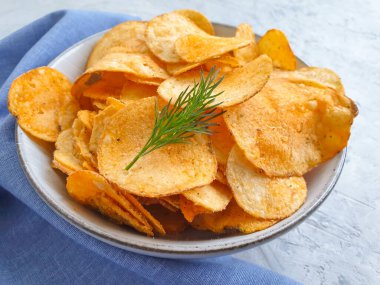 Beton zemin üzerinde çipler olan plaka