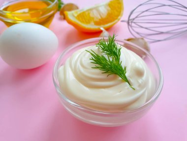 Renkli arka planda taze mayonez