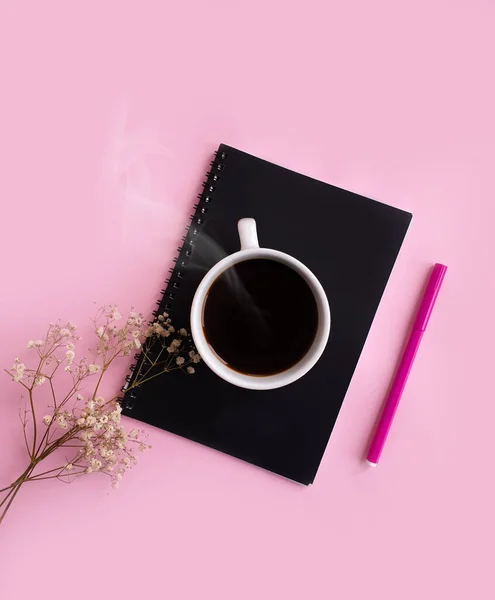Kaffeetasse Notizbuch Stift Auf Farbigem Hintergrund — Stockfoto