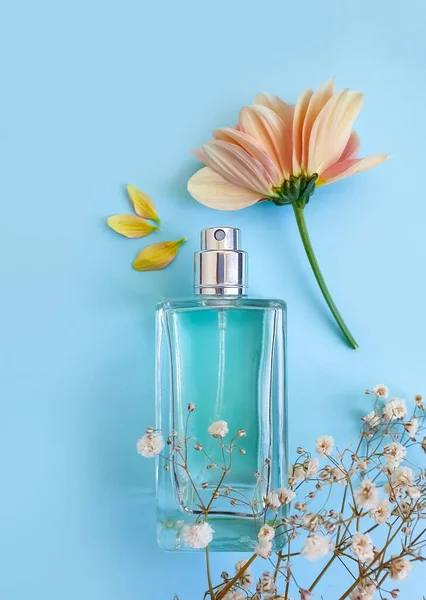 Bouteille Parfum Fleur Sur Fond Coloré — Photo