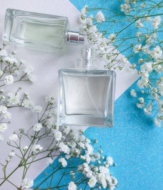 Renkli arka planda bir şişe parfümü çiçeği.