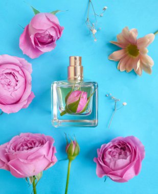 Renkli arka planda bir şişe parfümü çiçeği.