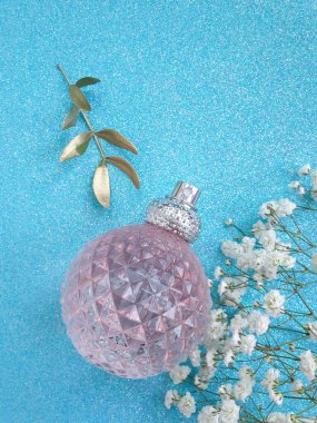 Renkli arka planda bir şişe parfümü çiçeği.