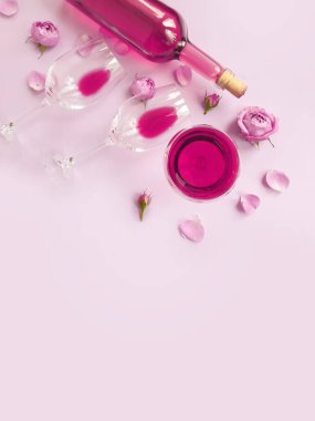 şarap çiçeği renkli arka planda gülü