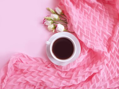 Bir fincan kahve çiçeği renkli bir arka planda güldü.