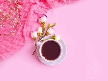 Bir fincan kahve çiçeği renkli bir arka planda güldü.