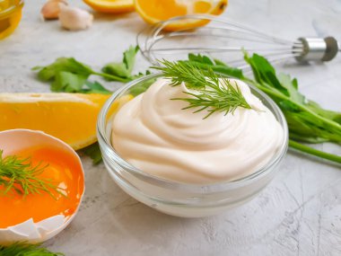 Beton arka planda taze mayonez. Doğal sağlıklı.