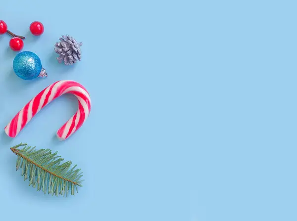 Weihnachtsbaumzweig Bonbons Auf Farbigem Hintergrund — Stockfoto