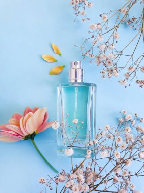 Renkli arka planda bir şişe parfümü çiçeği.