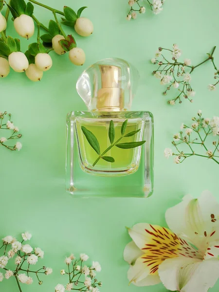 Bouteille Parfum Fleur Sur Fond Coloré — Photo