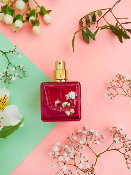 Fles Parfum Bloem Een Gekleurde Achtergrond — Stockfoto