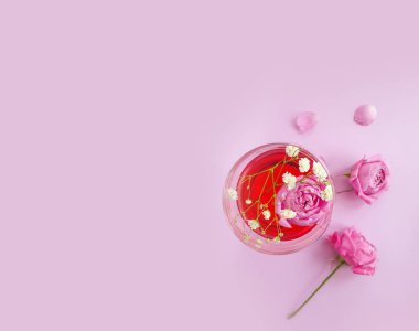 şarap çiçeği renkli arka planda gülü