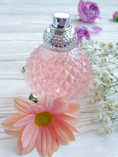 Kwiat Perfum Butelki Drewnianym Tle — Zdjęcie stockowe