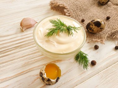  Ev yapımı mayonez, ahşap arka planda bıldırcın yumurtası.