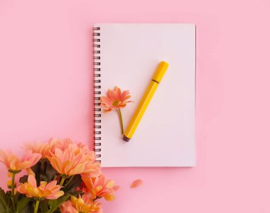 Not defteri, renkli bir arkaplanda çiçek