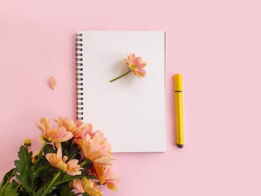 Not defteri, renkli bir arkaplanda çiçek