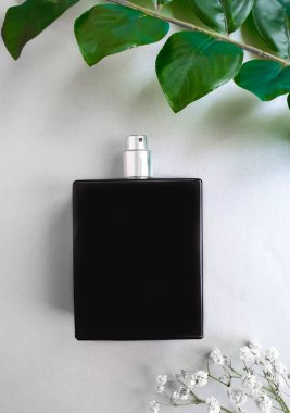 Renkli bir arka planda siyah tuvalet suyu şişesi.