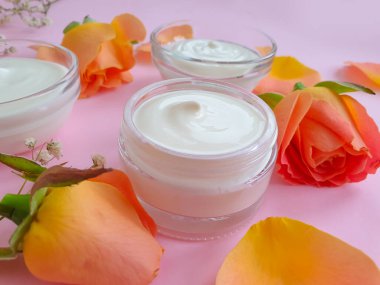 krem renkli arkaplanda kozmetik gül çiçeği