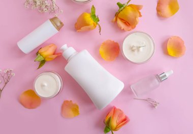 krem renkli arkaplanda kozmetik gül çiçeği