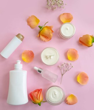 krem renkli arkaplanda kozmetik gül çiçeği